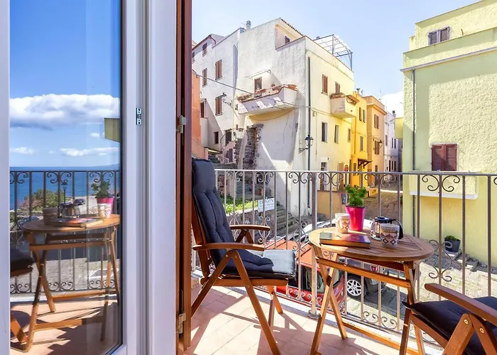 Terrazza & Romantica Sospese Sul Mare Del Borgo Antico --- Terrace & Romantic Over The Sea Of The Ancient Village *