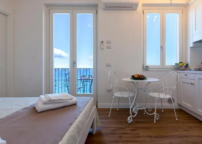 Apartament Terrazza & Romantica Sospese Sul Mare Del Borgo Antico --- Terrace & Romantic Over The Sea Of The Ancient Village