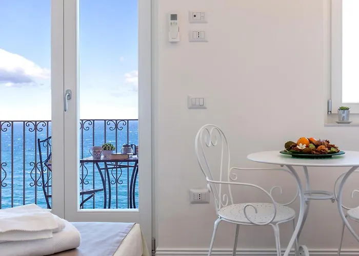Terrazza & Romantica Sospese Sul Mare Del Borgo Antico --- Terrace & Romantic Over The Sea Of The Ancient Village *