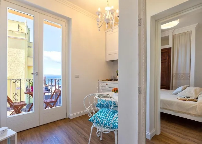 Apartament Terrazza & Romantica Sospese Sul Mare Del Borgo Antico --- Terrace & Romantic Over The Sea Of The Ancient Village *