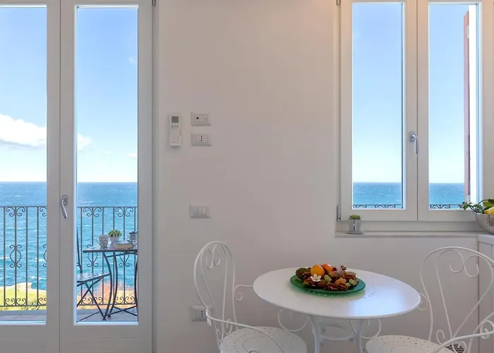 Terrazza & Romantica Sospese Sul Mare Del Borgo Antico --- Terrace & Romantic Over The Sea Of The Ancient Village *