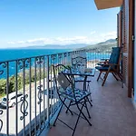 Terrazza & Romantica Sospese Sul Mare Del Borgo Antico --- Terrace & Romantic Over The Sea Of The Ancient Village Апартаменты