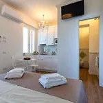 Terrazza & Romantica Sospese Sul Mare Del Borgo Antico --- Terrace & Romantic Over The Sea Of The Ancient Village *