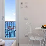 Terrazza & Romantica Sospese Sul Mare Del Borgo Antico --- Terrace & Romantic Over The Sea Of The Ancient Village *