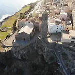 Апартаменты Terrazza & Romantica Sospese Sul Mare Del Borgo Antico --- Terrace & Romantic Over The Sea Of The Ancient Village *