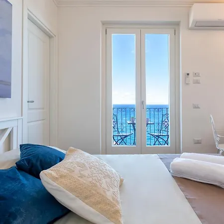 Terrazza & Romantica Sospese Sul Mare Del Borgo Antico --- Terrace & Romantic Over The Sea Of The Ancient Village *