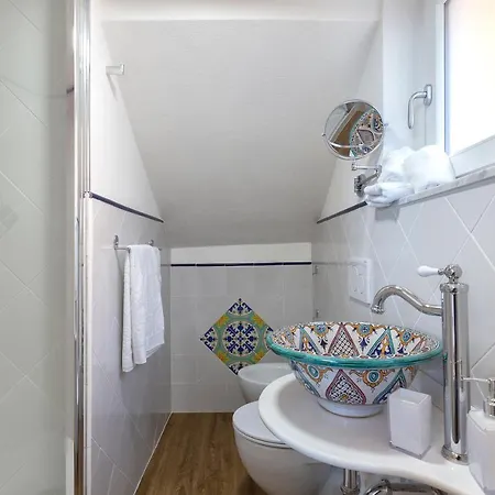 Terrazza & Romantica Sospese Sul Mare Del Borgo Antico --- Terrace & Romantic Over The Sea Of The Ancient Village