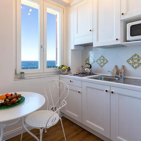 Terrazza & Romantica Sospese Sul Mare Del Borgo Antico --- Terrace & Romantic Over The Sea Of The Ancient Village