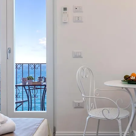 Terrazza & Romantica Sospese Sul Mare Del Borgo Antico --- Terrace & Romantic Over The Sea Of The Ancient Village *