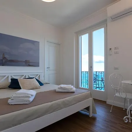 Terrazza & Romantica Sospese Sul Mare Del Borgo Antico --- Terrace & Romantic Over The Sea Of The Ancient Village *