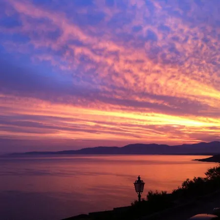 Terrazza & Romantica Sospese Sul Mare Del Borgo Antico --- Terrace & Romantic Over The Sea Of The Ancient Village