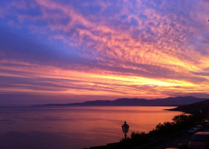 Terrazza & Romantica Sospese Sul Mare Del Borgo Antico --- Terrace & Romantic Over The Sea Of The Ancient Village